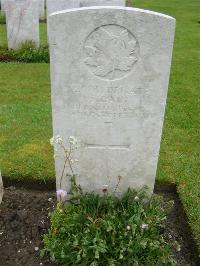 Etaples Military Cemetery - Bain, F